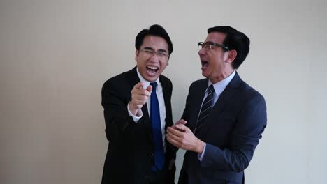 Zwei-Unternehmer-lachen.
