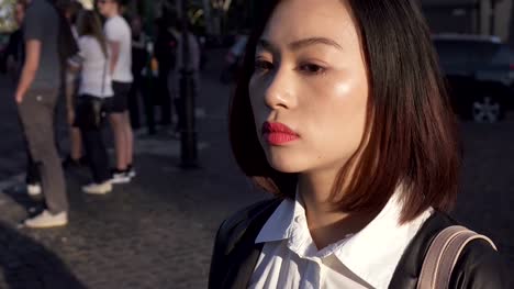 Porträt-von-traurig-nachdenkliche-junge-Asiatin-in-der-Stadt---Steadycam