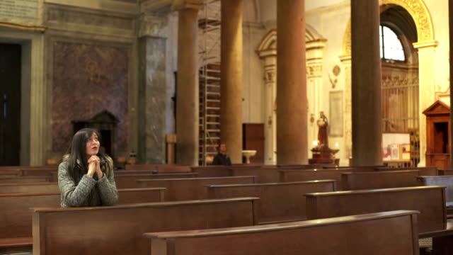mujer-rezando-en-la-Catedral-Vieja