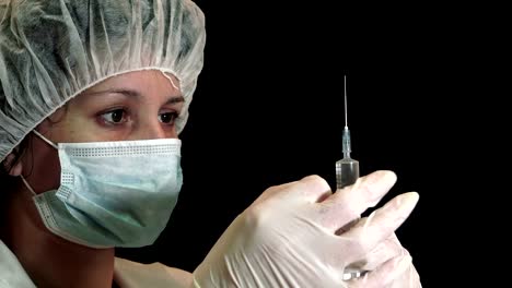Konzeptionelle-Video-einer-Krankenschwester,-die-Abgabe-von-Betäubungsmitteln-durch-eine-Spritze-gegen-einen-schwarzen-Hintergrund.-UHD-Stock-video
