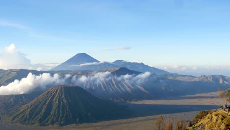 Volcán-de-lapso-de-Monte-Bromo-de-tiempo-durante-el-amanecer-desde-el-punto-de-vista-sobre-el-Monte-Penanjakan-en-Parque-Nacional-de-Bromo-Tengger-Semeru,-Indonesia.