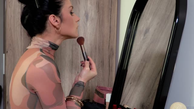 Woman-with-makeup-brush