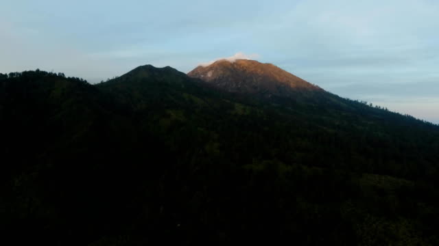 Paisaje-de-montaña-con-puesta-de-sol.-Isla-de-Jawa,-Indonesia