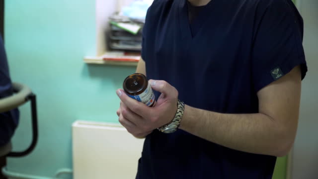 Arzt-eine-Spritze-mit-Medizin-Füllung