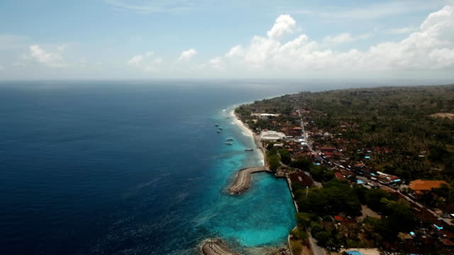 Antenne-sehen-schönen-Strand-auf-einer-tropischen-Insel.-Nusa-Penida,-Bali,-Indonesien