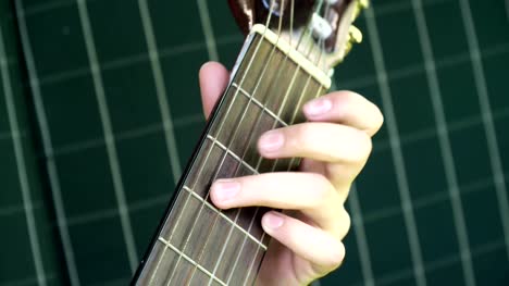Weibliche-Hand-spielen-Akustische-Gitarre