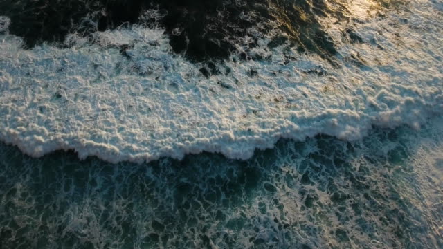 Superficie-del-agua-con-olas-grandes,-vista-aérea.-Bali