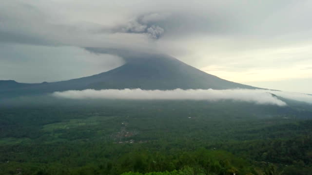 eruption-of-Agung-volcano