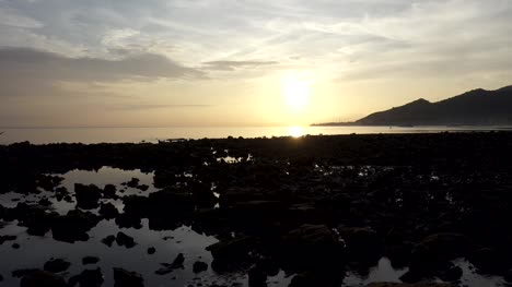 Sonnenaufgang-in-den-frühen-Morgenstunden-auf-die-tropischen-Pemuteran-Bali-Strand,-Indonesien,-Clip-4k-hohe-Auflösung