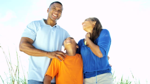 Retrato-de-felizes-padres-afroamericanos-e-hijo