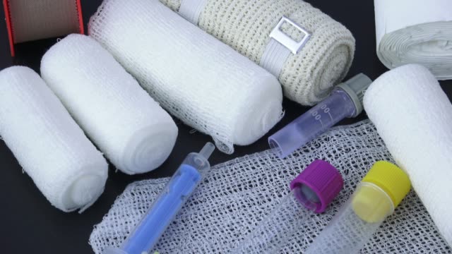 Medizinische-Bandagen-mit-Klebeband-und-Spritzen-für-Medizintechnik,-Gesundheitsversorgung-oder-Apotheke-Themen.-Medizinischen-Umfeld-Instrumente.