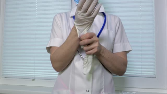 Krankenschwester-mit-Gummihandschuhen