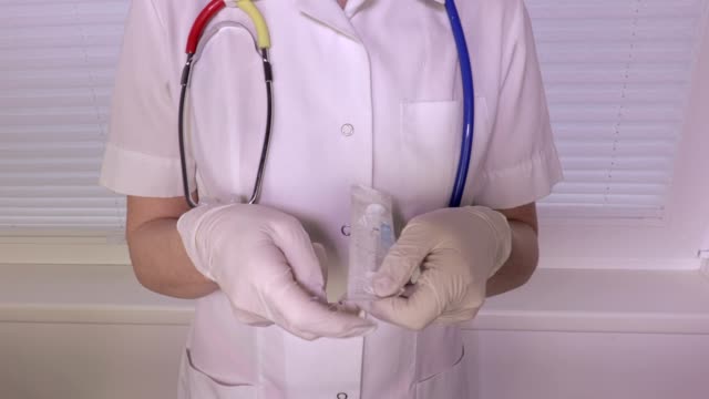 Krankenschwester-Einnahme-Spritze-aus-der-Packung