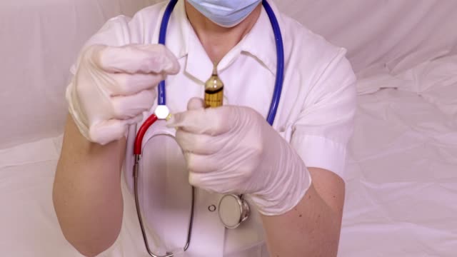 Nurse-preparing-for-vaccination