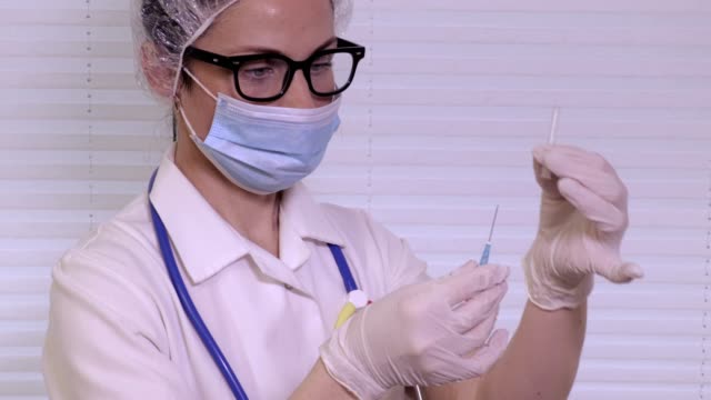 Krankenschwester-mit-Spritze-vor-der-Injektion