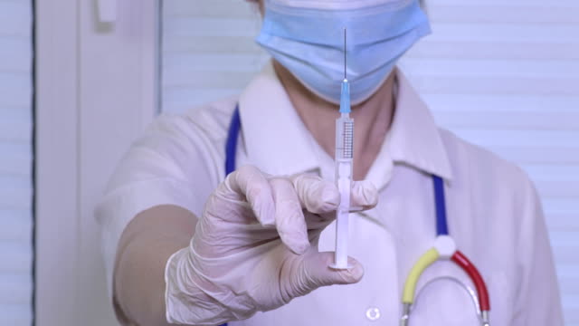Nurse-keeping-syringe