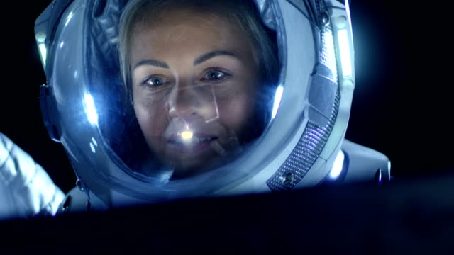 Planeten,-Kommunikation-mit-der-Erde-entdeckt-weibliche-Astronauten-tragen-Raumanzug-Werke-auf-einem-Laptop,-neu-zu-erkunden.-Im-Hintergrund-ihrer-Crew-Mitglied-und-lebendigen-Lebensraum.-Außerirdische-Besiedlung-Konzept.