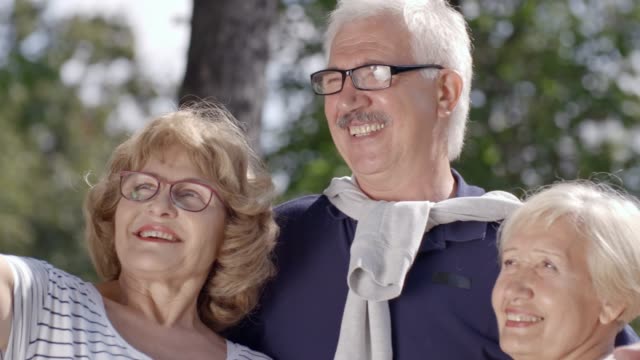 Personas-mayores-teniendo-Selfie