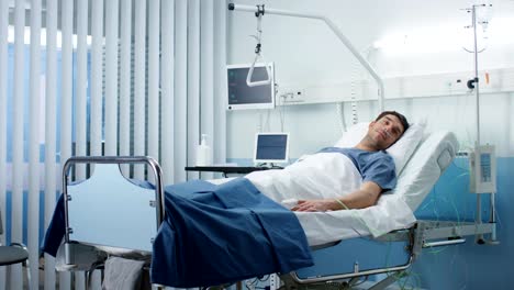 Kranke-männliche-Patient-liegend-auf-einem-Bett-in-der-privaten-Abteilung-im-Krankenhaus.-Weiße,-saubere-Umwelt.