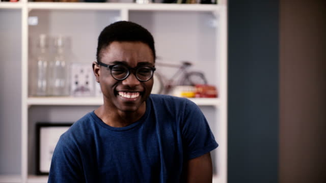 Young-African-American-Mann-zeigt-verschiedene-Emotionen.-Schöner-schwarzer-Kerl-in-Gläsern-lacht-dann-ernst-und-wieder.-4K