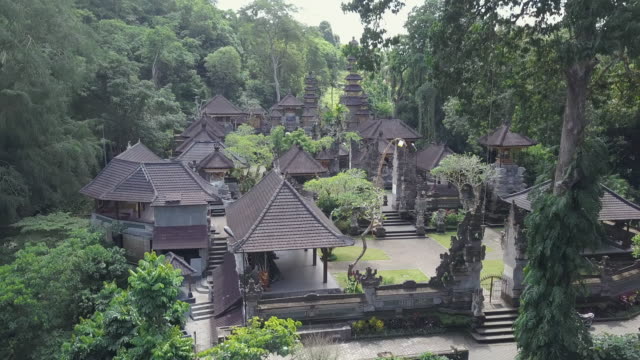 Luftaufnahme-von-Bali-Tempel-auf-grünen-Wald-Hintergrund.