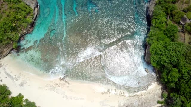 Luftbild-Drohne-Sicht-4K-Auflösung-des-weißen-Sandstrandes-und-blaue-Lagune---Indonesien-Reise-keine-Menschen-Natur-Entdeckung-Umweltkonzept