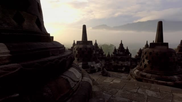 Templo-de-Borobudur-al-amanecer,-Java-Central,-Indonesia.-Concepto-video-de-la-exploración-del-religión-de-viaje-del-resolución-de-4-K
