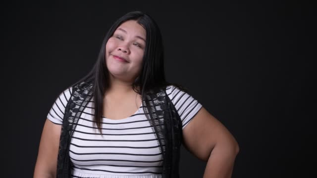 Schöne-übergewichtige-Asiatin-vor-schwarzem-Hintergrund