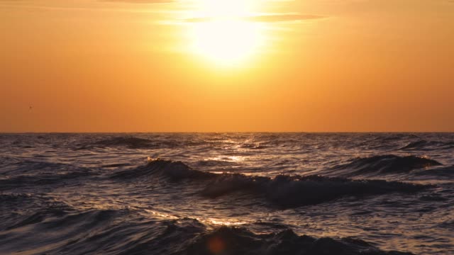 Wunderschönen-Sonnenaufgang-über-dem-Meer-Wasser-video