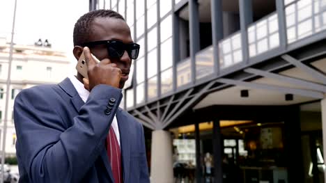 junge-afrikanische-amerikanische-Geschäftsmann-Gespräch-per-Telefon