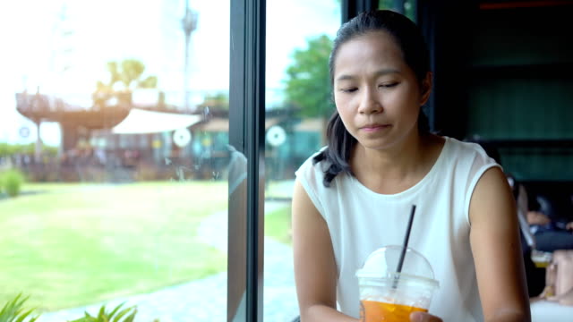 Mujeres-asiáticas,-tomando-café-en-una-cafetería.