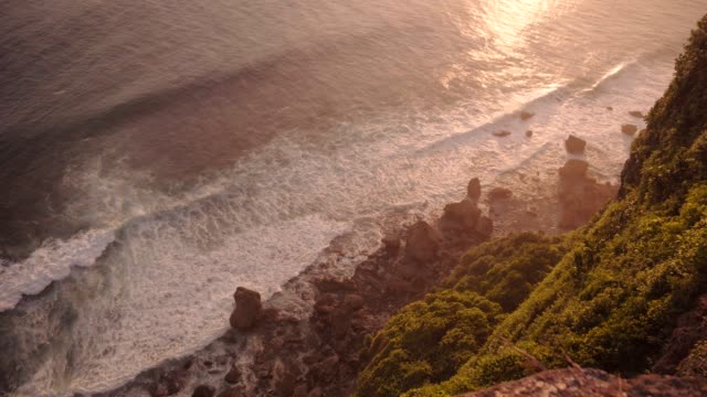 Warmen-Sonnenauf--oder-Sonnenuntergang-mit-Meer-und-Felsen