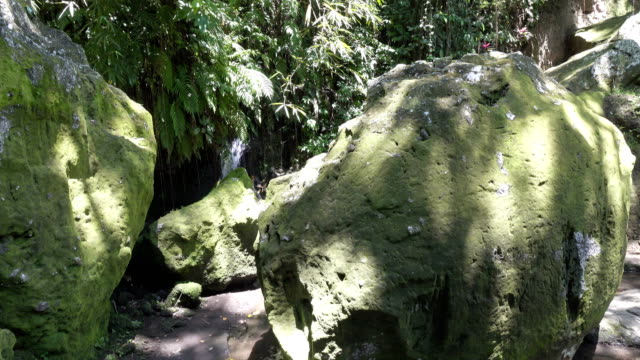 Goa-Gajah-oder-Elefantenhöhle,-befindet-sich-auf-der-Insel-Bali-in-der-Nähe-von-Ubud,-in-Indonesien.-Im-9.-Jahrhundert-erbaut,-diente-es-als-ein-Heiligtum