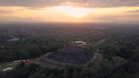 Borobudur-Tempel-Antenne-anzeigen-bei-Sonnenaufgang,-eine-der-UNESCO-und-der-Welt-größten-buddhistischen-Tempel,-Indonesien