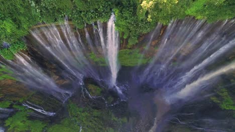 Tumpak-sewu-arco-iris-cascadas-escénica-vista-aérea-inversa-captura-de-timelapse,-Indonesia