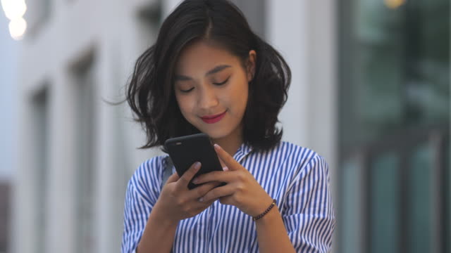 young-woman-typing-on-phone,4k