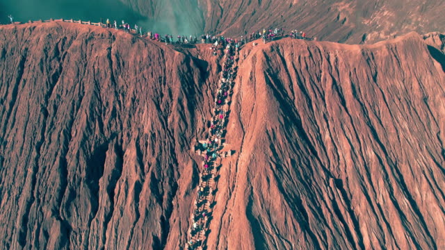 Luftaufnahme-des-touristischen-klettern-den-Krater-des-Mount-Bromo,-Indonesien