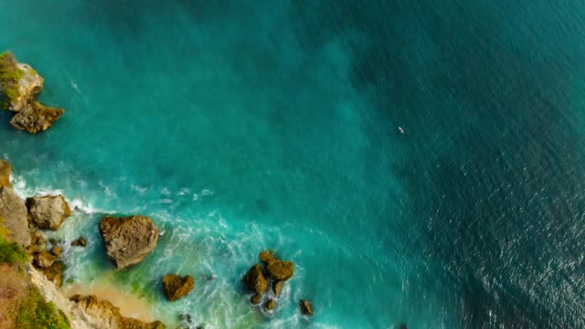 Luftaufnahme-des-tropischen-türkisfarbenen-Meer-und-Felsen-in-Bali.