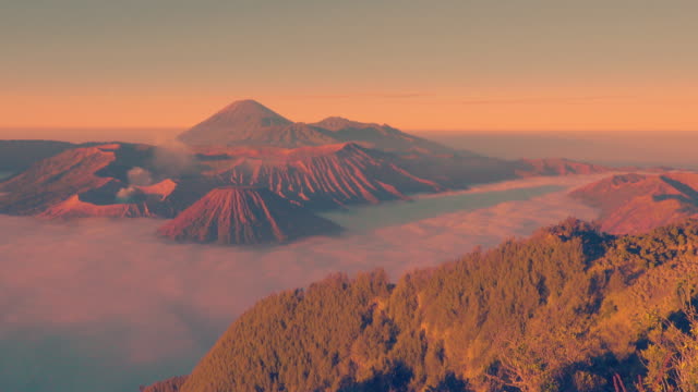 Vista-de-amanecer-brumoso-del-Parque-Nacional-de-Bromo-Tengger-Semeru,-Indonesia