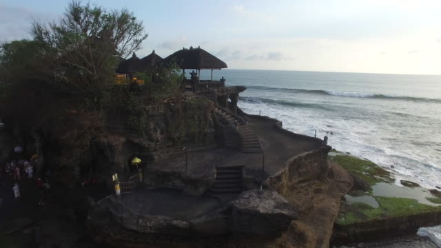 Luftaufnahmen-von-Uluwatu-Tempel-und-Küste.-Indonesien.