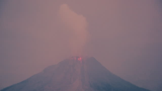 Sinabung-vulkanische-Eruption-Nacht-Zeitraffer-Clip,-Indonesien