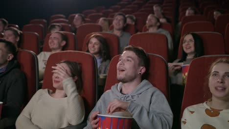 Junge-Leute-lachen-Comedy-Film-im-Kino.-Menschen-lachen-im-Kino