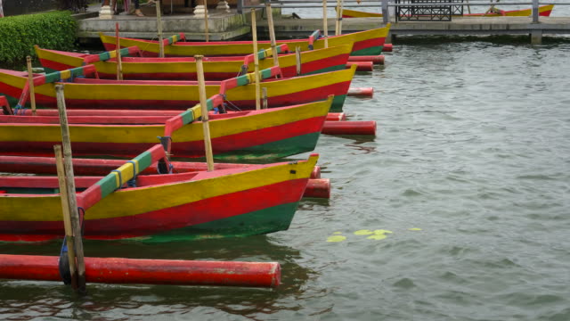 boats-tied-up-at-ulun-danu-bratan-temple-beside-lake-bratan,-bali