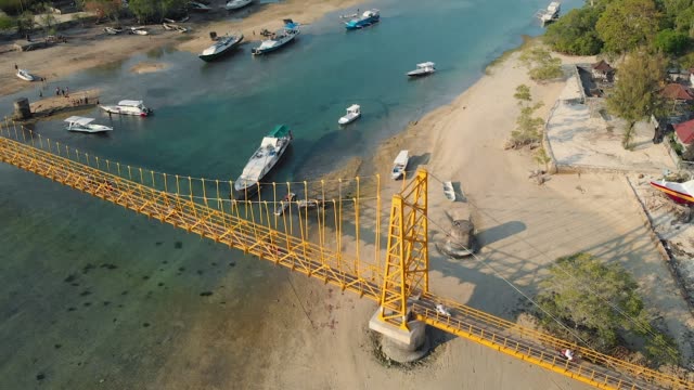 Luftbild-Drohne-Ansicht-der-gelben-Brücke-Nusa-Lembongan-mit-Ceningan