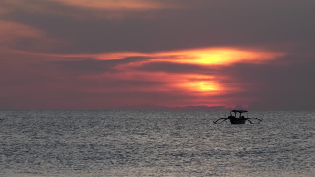 Sonnenuntergang-erschossen-von-einem-Fischerboot-am-Strand-von-Kuta-auf-bali