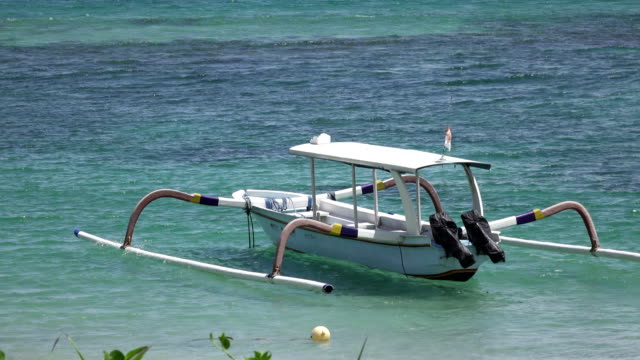 Das-tropische-Meer-Resort,-der-Strand-und-Boote-im-Ozean-im-sonnigen-Tag