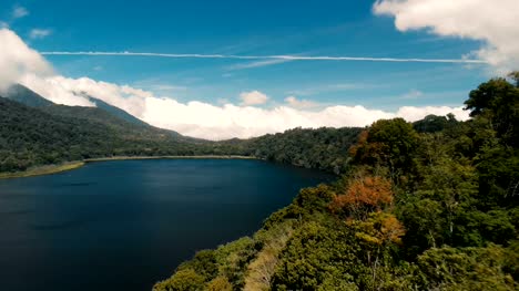 4K-abejón-secuencias-de-Danau-Buyan-lago-en-el-norte-de-Bali