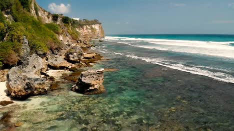 4K-abejón-secuencias-Uluwatu-Beach-en-el-sur-de-Bali