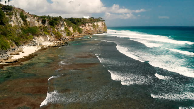 4K-abejón-secuencias-Uluwatu-Beach-en-el-sur-de-Bali