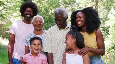 Multi-Generationen-schwarz-Familie-eine-Pause-während-einer-Wanderung
